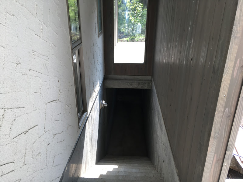 車庫からの階段